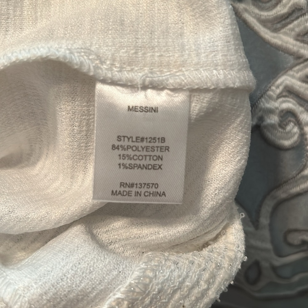 162. Gorgeous white tweed blazer.‎ Very elegant and timeless piece. - Picture 4 of 5